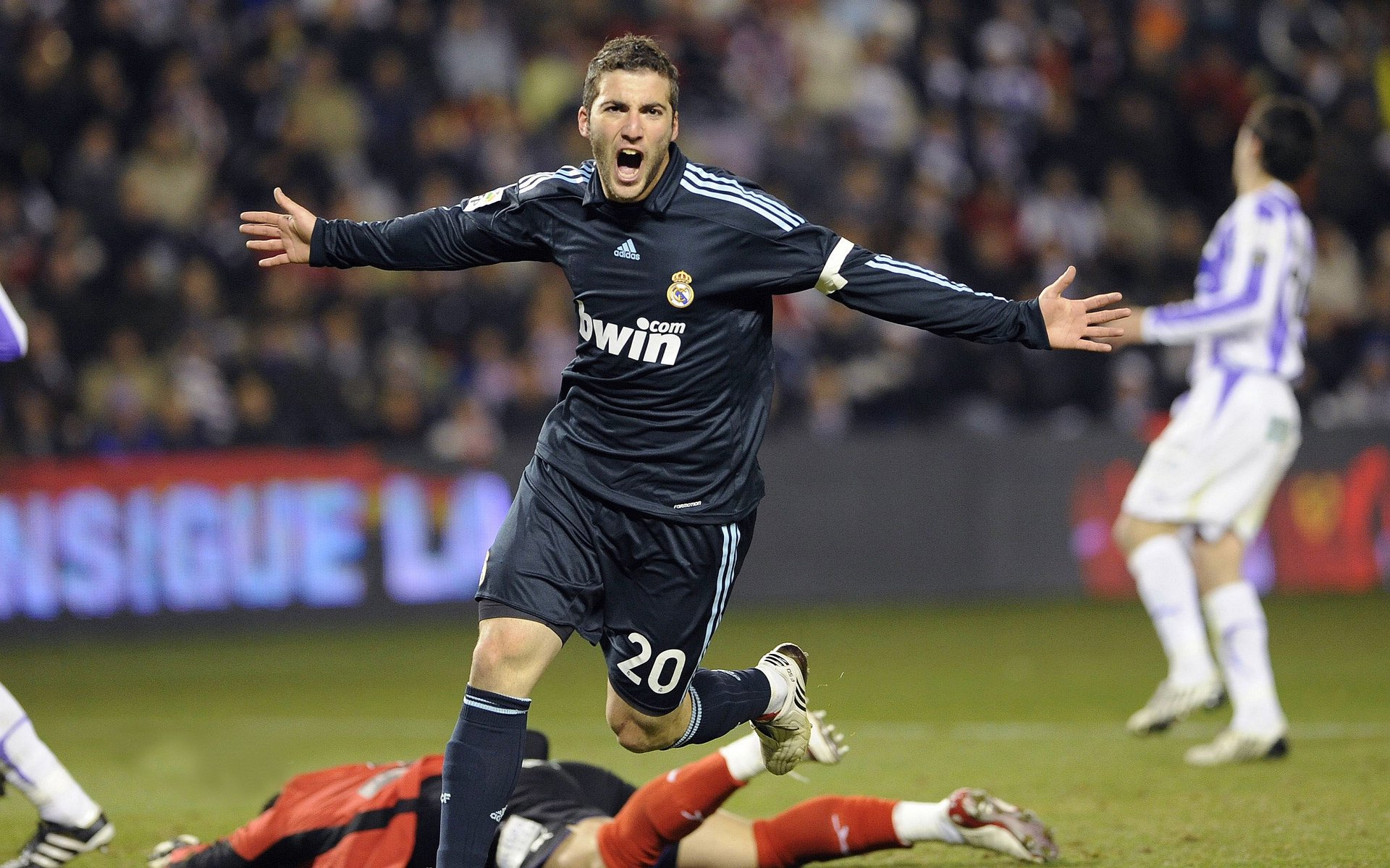 世界杯亚洲预选赛历史首次出现“双线争冠”格局